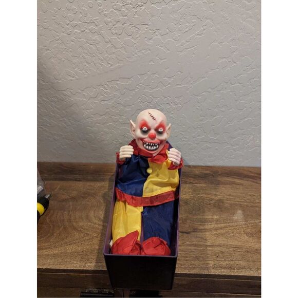Animated Halloween Killer Clown Motion Activated Eyes Light Up & Screams - Picture 1 of 6